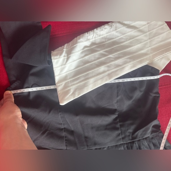 Elegant Black and White One-Shoulder Dress - Picture 10 of 13